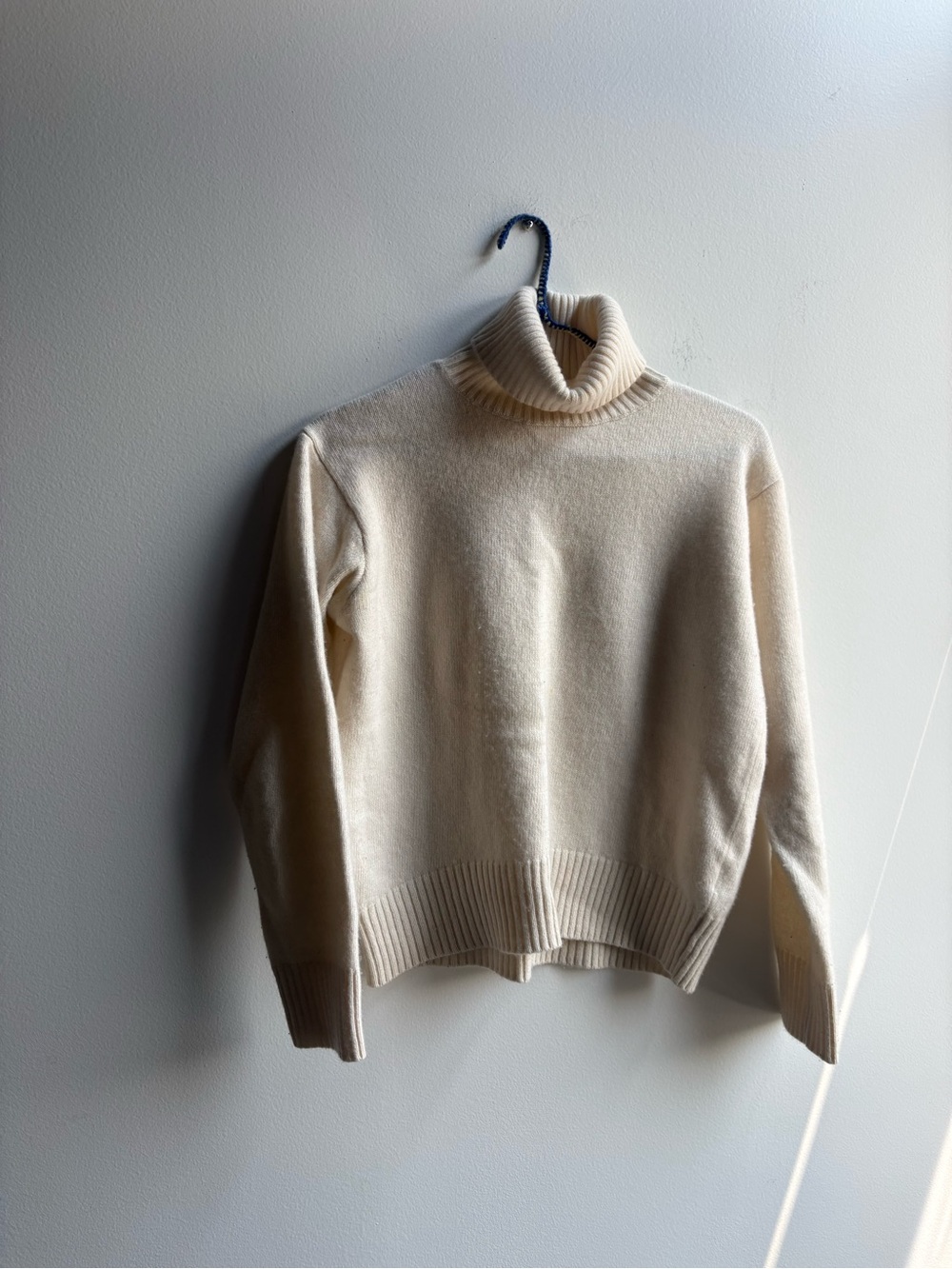 AYR Cream Turtleneck Cashmere-Sweater
